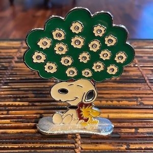 Vintage  Snoopy Earring Pierced Collectible Charlie Brown Peanuts Jewelry Stand